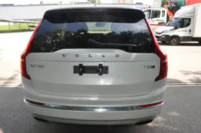 Volvo XC90 T5 AWD Inscription — SUV 7 places premium, 58 800 km seulement — Heckansicht