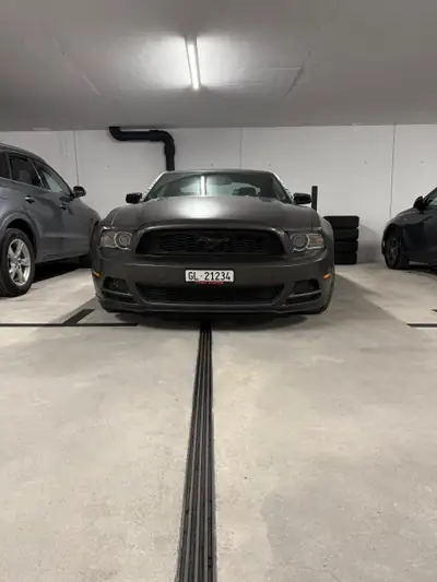 Ford Mustang GT 5.0 V8 426 PS — Muscle car iconique, 117'000 km — côté
