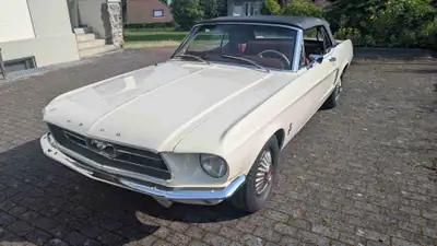 Ford Mustang Cabrio 289 V8 — Légende américaine de 1968, moteur V8 authentique — détail