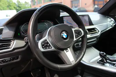 BMW X5 xDrive 40i M-Sport — SUV 7 places premium, toit panoramique et suspension pneumatique — Miniature 12