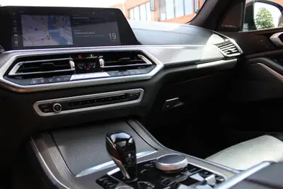 BMW X5 xDrive 40i M-Sport — SUV 7 places premium, toit panoramique et suspension pneumatique — Miniature 17
