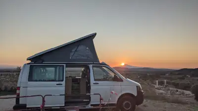 VW T5 2.0 TDI 4motion — Monospace 8 places robuste, toit relevable et autonomie maximale — vista esterna