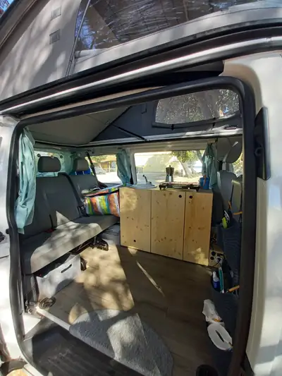 VW T5 2.0 TDI 4motion — Monospace 8 places robuste, toit relevable et autonomie maximale — Miniatura 9