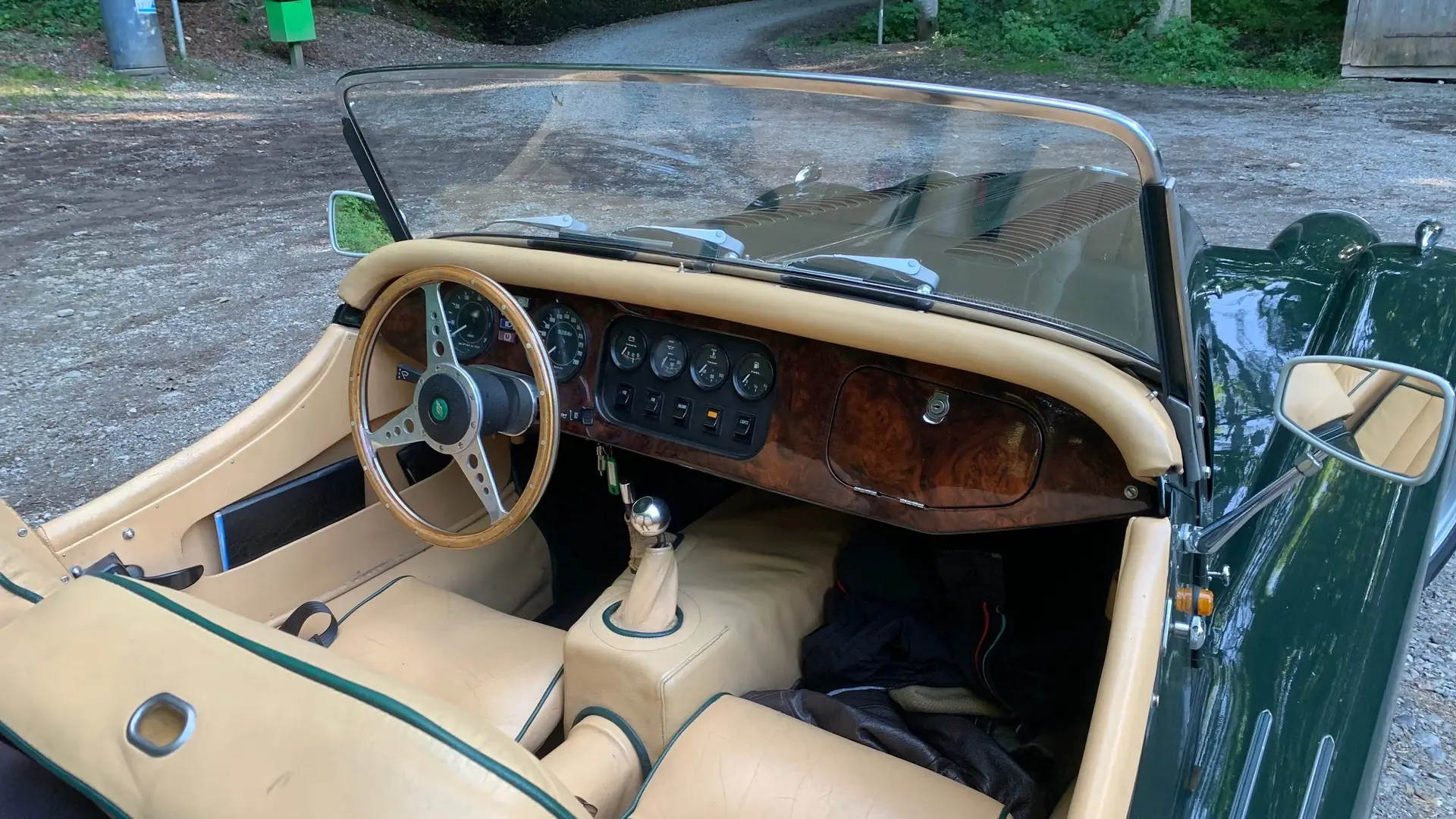 Morgan Plus 8 Roadster 1989 — Légende britannique, British Racing Green authentique — vue extérieure