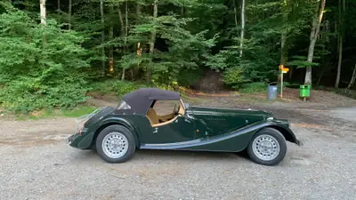 Morgan Plus 8 Roadster 1989 — Légende britannique, British Racing Green authentique — arrière