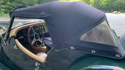Morgan Plus 8 Roadster 1989 — Légende britannique, British Racing Green authentique — Miniature 8