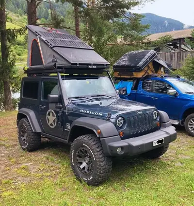 Jeep Wrangler 2.8 CRD Rubicon — SUV emblématique avec toit de camping intégré — arrière