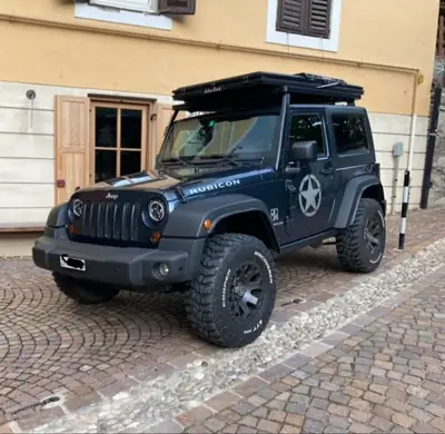 Jeep Wrangler 2.8 CRD Rubicon — SUV emblématique avec toit de camping intégré — côté