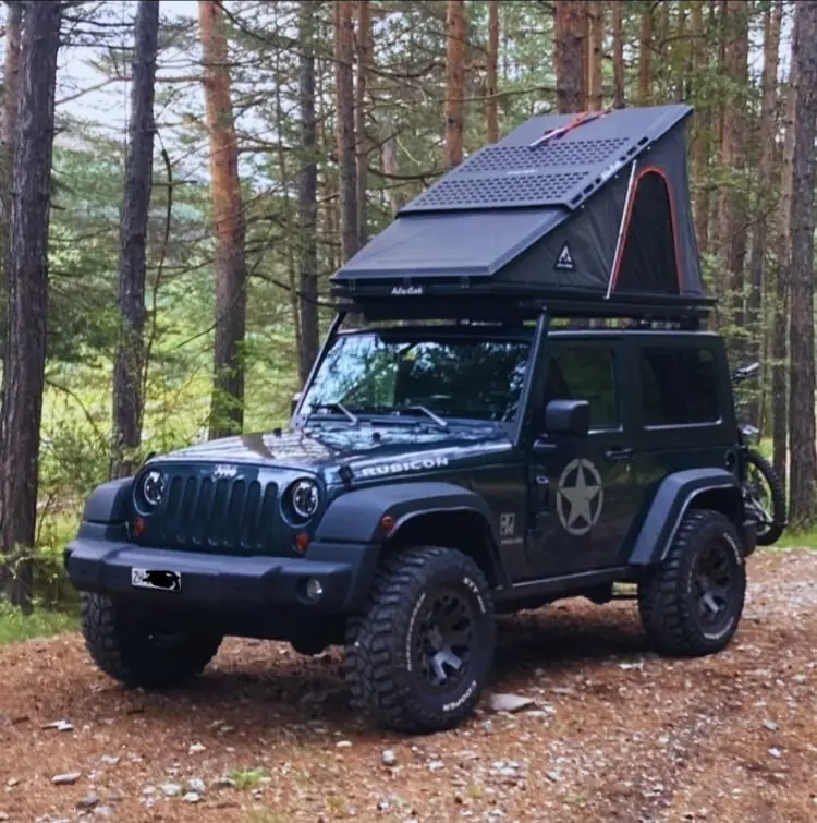 Jeep Wrangler 2.8 CRD Rubicon — SUV emblématique avec toit de camping intégré — vue extérieure