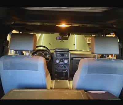 Jeep Wrangler 2.8 CRD Rubicon — SUV emblématique avec toit de camping intégré — tableau de bord
