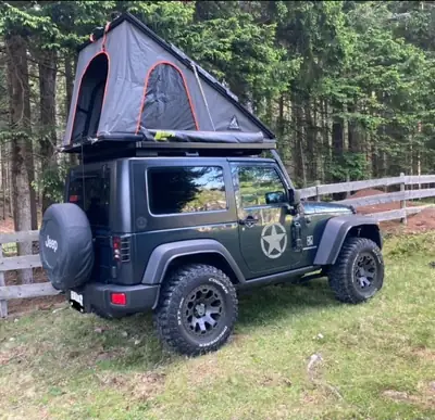 Jeep Wrangler 2.8 CRD Rubicon — SUV emblématique avec toit de camping intégré — intérieur