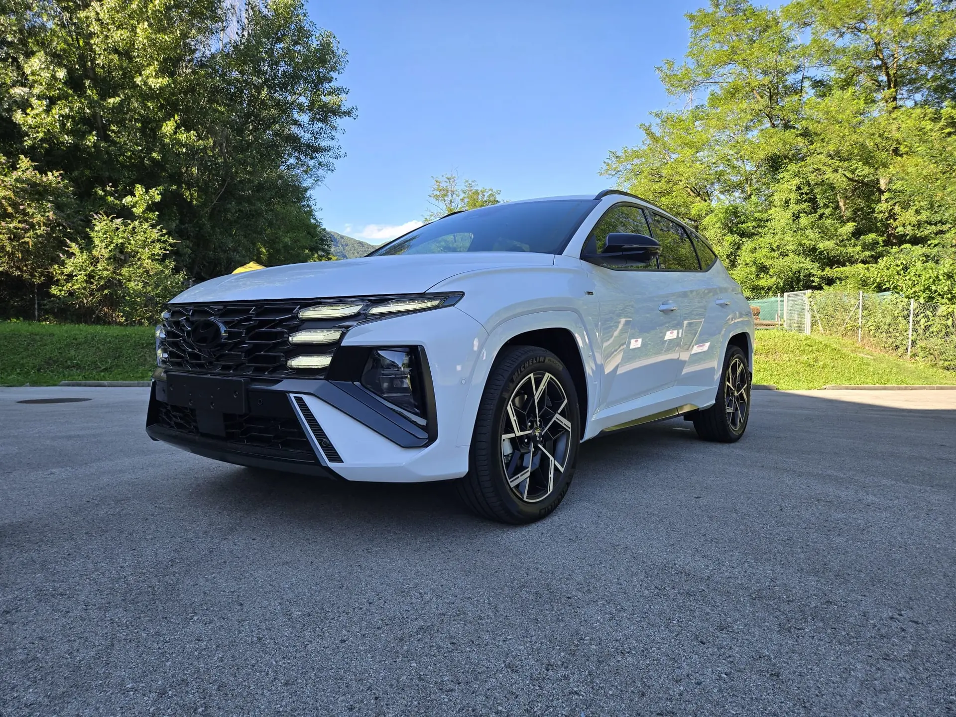 Hyundai Tucson 1.6 TGDI HEV N Line 4WD — SUV hybride rechargé, 6000 km seulement — Außenansicht