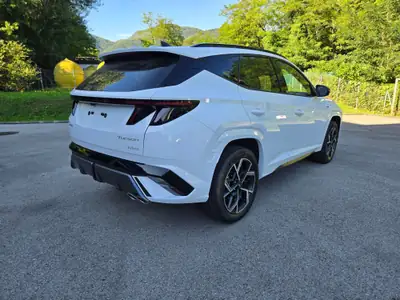 Hyundai Tucson 1.6 TGDI HEV N Line 4WD — SUV hybride rechargé, 6000 km seulement — Heckansicht