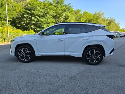 Hyundai Tucson 1.6 TGDI HEV N Line 4WD — SUV hybride rechargé, 6000 km seulement — Seitenansicht