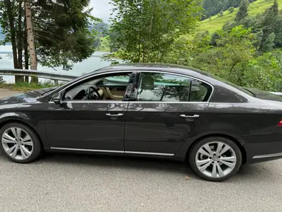 VW Passat 3.6 FSI Highline 4Motion — Berline sportive 300 ch, transmission DSG — côté