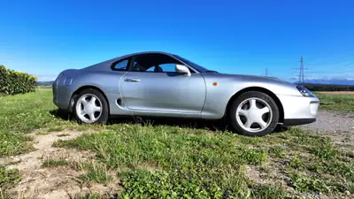 Toyota Supra 3.0i TwinTurbo — Coupé sport légendaire, 330 ch pure adrénaline — vista posteriore