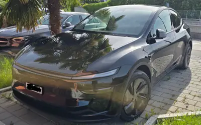 Tesla Model Y Long Range Dual Motor AWD 2025 — SUV électrique haute performance, 48 000 km — vue extérieure