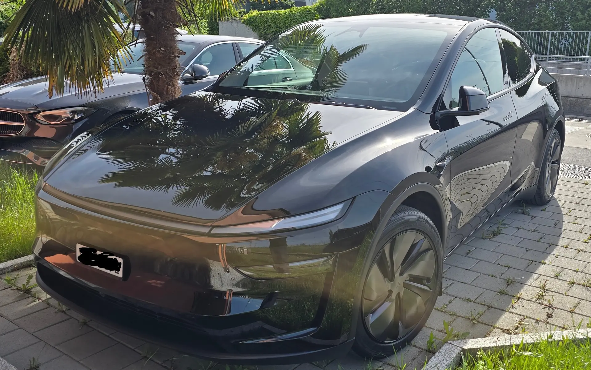 Tesla Model Y Long Range Dual Motor AWD 2025 — SUV électrique haute performance, 48 000 km — vue extérieure