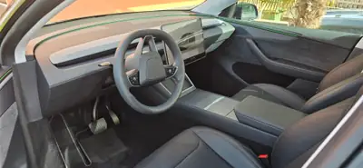 Tesla Model Y Long Range Dual Motor AWD 2025 — SUV électrique haute performance, 48 000 km — intérieur