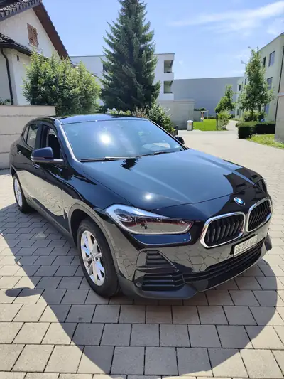 BMW X2 sDrive 18i — Compact SUV urbain, 42 000 km seulement — Seitenansicht