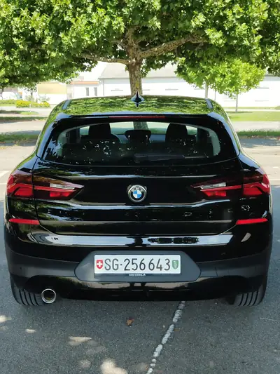 BMW X2 sDrive 18i — Compact SUV urbain, 42 000 km seulement — Heckansicht