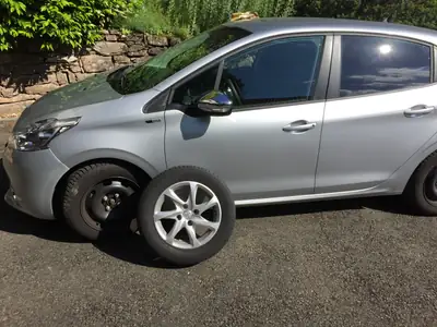 Peugeot 208 1.2 e-VTI Active — Citadine économe avec commandes manuelles spécialisées — fianco
