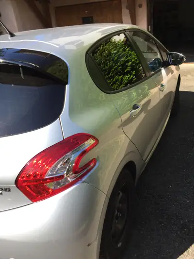 Peugeot 208 1.2 e-VTI Active — Citadine économe avec commandes manuelles spécialisées — dettaglio