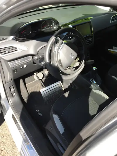 Peugeot 208 1.2 e-VTI Active — Citadine économe avec commandes manuelles spécialisées — interni