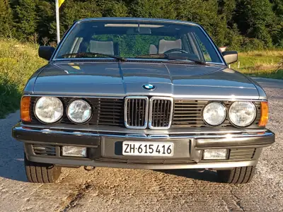 BMW 735 735iA Katalysator 1986 — Berline prestige d'époque, entretien impeccable — vista posteriore