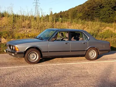 BMW 735 735iA Katalysator 1986 — Berline prestige d'époque, entretien impeccable — fianco