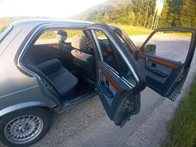 BMW 735 735iA Katalysator 1986 — Berline prestige d'époque, entretien impeccable — Miniatura 11