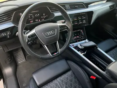 Audi e-tron S Sportback quattro — SUV électrique 503 ch, garantie usine active — Thumbnail 9