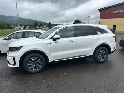 Kia Sorento 1.6 T-GDi HEV — SUV hybride 7 places, 48 800 km seulement — side view