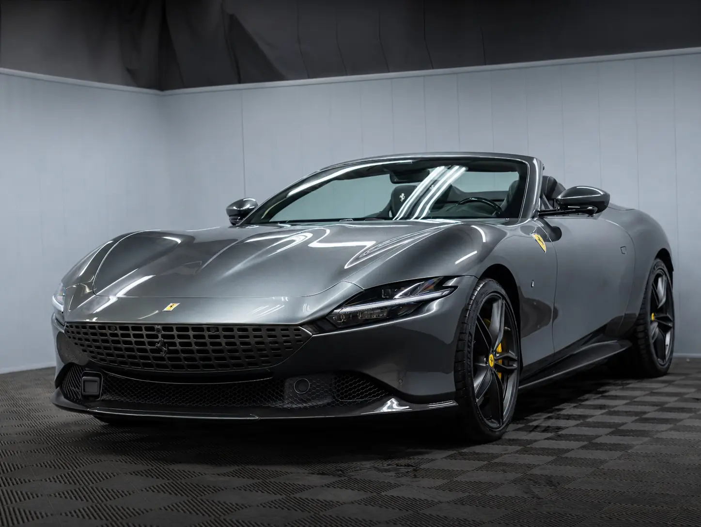 Ferrari Roma Spider 3.9 V8 — Cabriolet italien haute performance, 6000 km seulement — vue extérieure