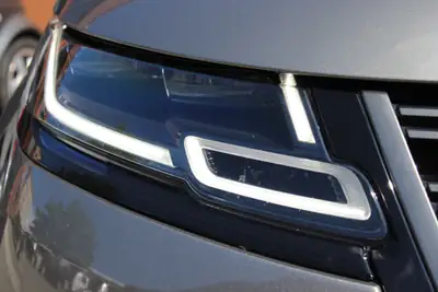 Land Rover Range Rover Velar D 300 First Edition — Diesel premium, toit ouvrant et caméra 360° — côté