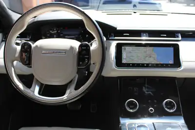 Land Rover Range Rover Velar D 300 First Edition — Diesel premium, toit ouvrant et caméra 360° — Miniature 10