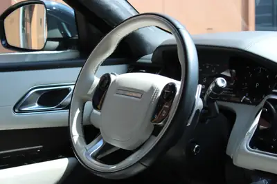 Land Rover Range Rover Velar D 300 First Edition — Diesel premium, toit ouvrant et caméra 360° — Miniature 11