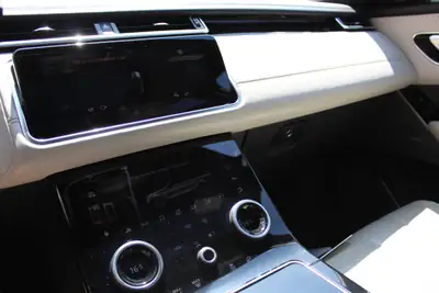 Land Rover Range Rover Velar D 300 First Edition — Diesel premium, toit ouvrant et caméra 360° — Miniature 16