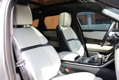 Land Rover Range Rover Velar D 300 First Edition — Diesel premium, toit ouvrant et caméra 360° — Miniature 29