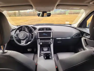 Jaguar F-Pace 2.0d AWD — SUV premium diesel, garantie complète et très bon état — Innenraum