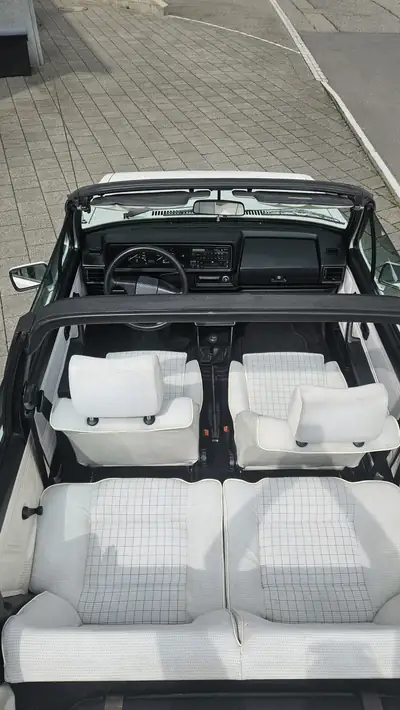 VW Golf Cabriolet 1800 GL — Roadster rétro des années 80, moteur fiable et élégant — dashboard
