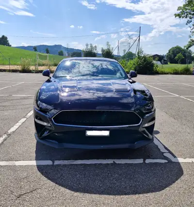 Ford Mustang Fastback 5.0 V8 BULLITT — Légende américaine, édition anniversaire noire — Seitenansicht