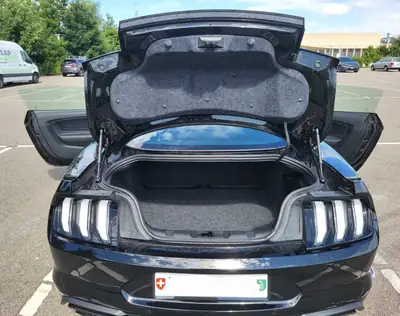 Ford Mustang Fastback 5.0 V8 BULLITT — Légende américaine, édition anniversaire noire — Miniatur 9