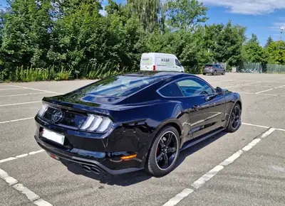 Ford Mustang Fastback 5.0 V8 BULLITT — Légende américaine, édition anniversaire noire — Miniatur 7