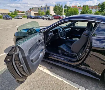 Ford Mustang Fastback 5.0 V8 BULLITT — Légende américaine, édition anniversaire noire — Miniatur 12