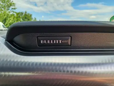Ford Mustang Fastback 5.0 V8 BULLITT — Légende américaine, édition anniversaire noire — Miniatur 22