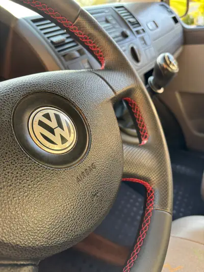VW T5 2.5 TDI 4MOTION — Utilitaire polyvalent 4x4, entretien complet récent — Miniatura 20