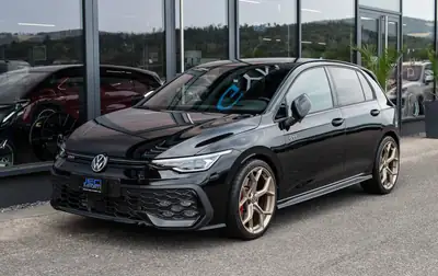 VW Golf 2.0 TSI GTI DSG Black Style Edition — Sportivité et élégance, 16 942 km seulement — rear view