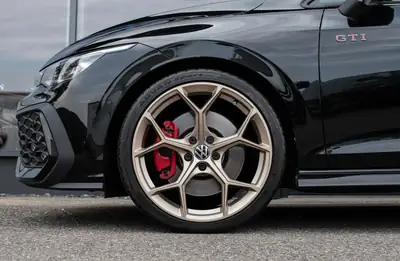 VW Golf 2.0 TSI GTI DSG Black Style Edition — Sportivité et élégance, 16 942 km seulement — Thumbnail 10