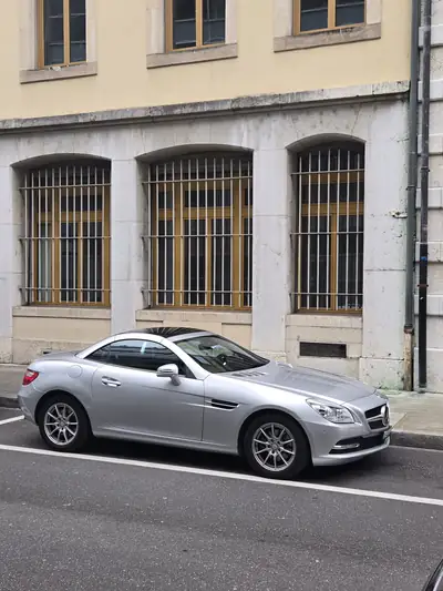 Mercedes-Benz SLK 200 — Cabriolet sportif, toit panoramique, 49000 km seulement — fianco
